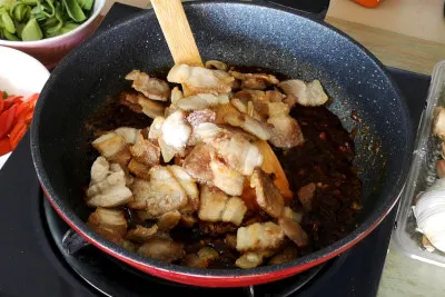 twice-cooked pork - return the pork to the pan