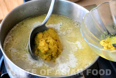 Soto ayam recipe- add spice mix to broth