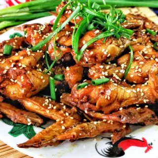 Coca-cola chicken 可乐鸡 is a Chinese style braised chicken with Coca-Cola. Absolutely delicious with Coke concentrate into thick gravy.