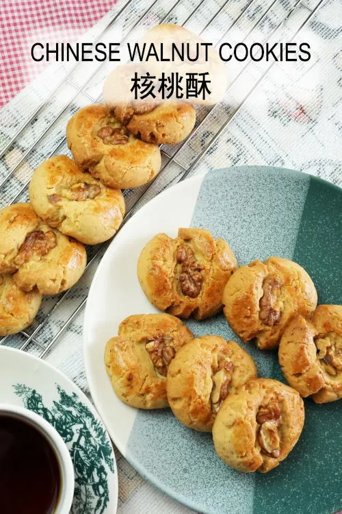 It is made with crushed walnut, flour, sugar, and egg. Lard is used, but butter is a good alternative.