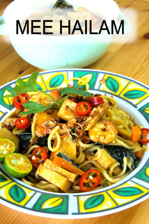 Delicious Mee Hailam prepared with mee kuning and braised in thick gravy. It is a classic Malay-style noodle dish with a Hainanese influence.
