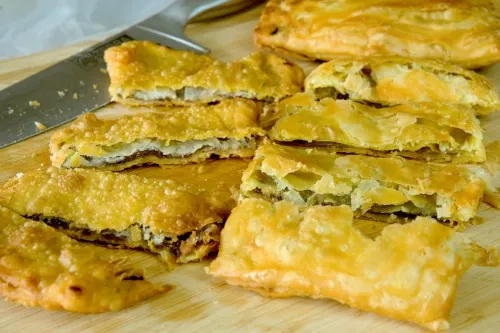 Flaky and crispy red bean pancake (豆沙锅饼) 