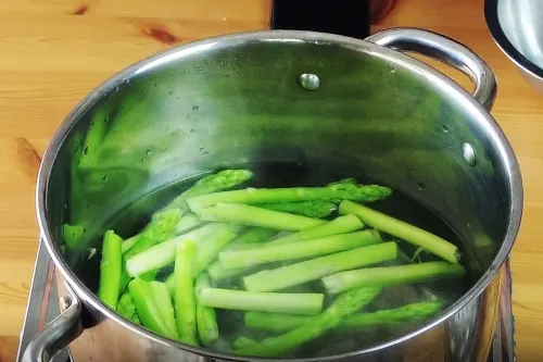 Blanch the asparagus