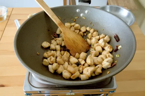 Stir-fry the chicken with the aromatic and seasonings.