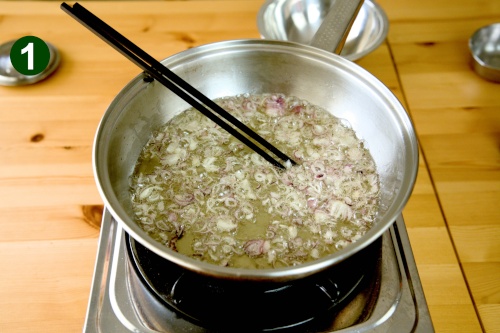 (Deep-fry the shallots until golden)