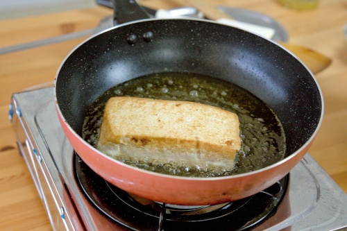 (Deep-fry the tofu)