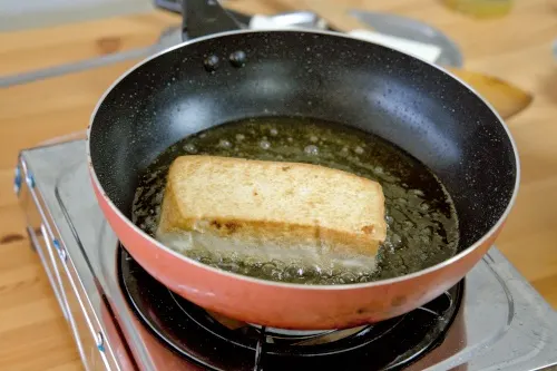 (Deep-fry the tofu)