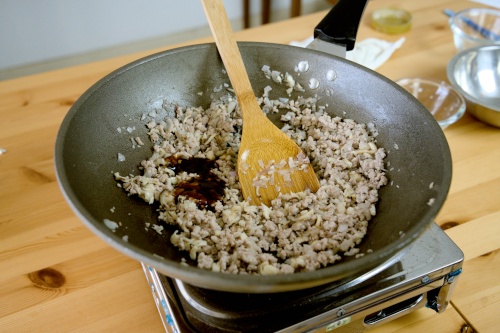 (Prepare the meat sauce for the tofu)