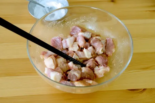 Marinate with light soy sauce, salt, cornstarch, and some oil.