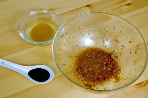 Prepare the sacue with the marinade, dark soy sauce, and chicken broth.