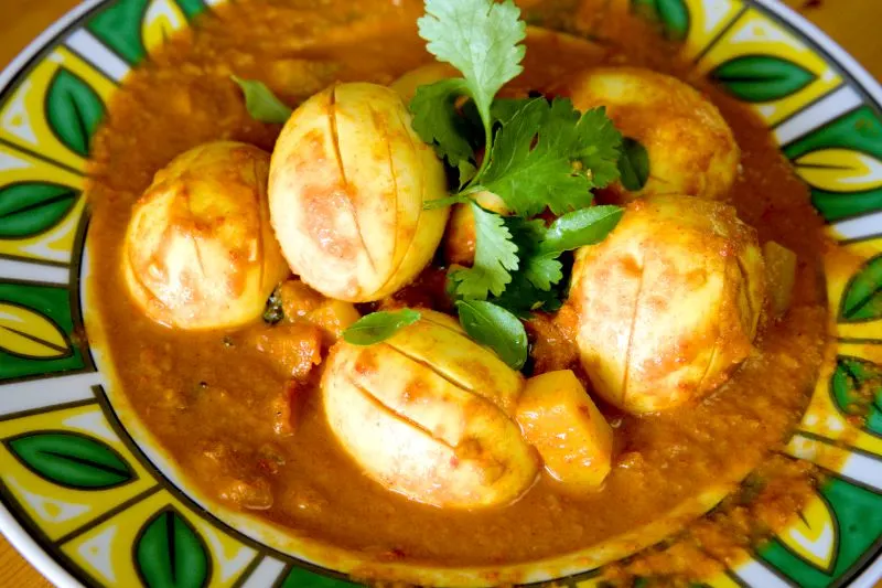garnish with some coriander leaves and fresh curry leaves to serve