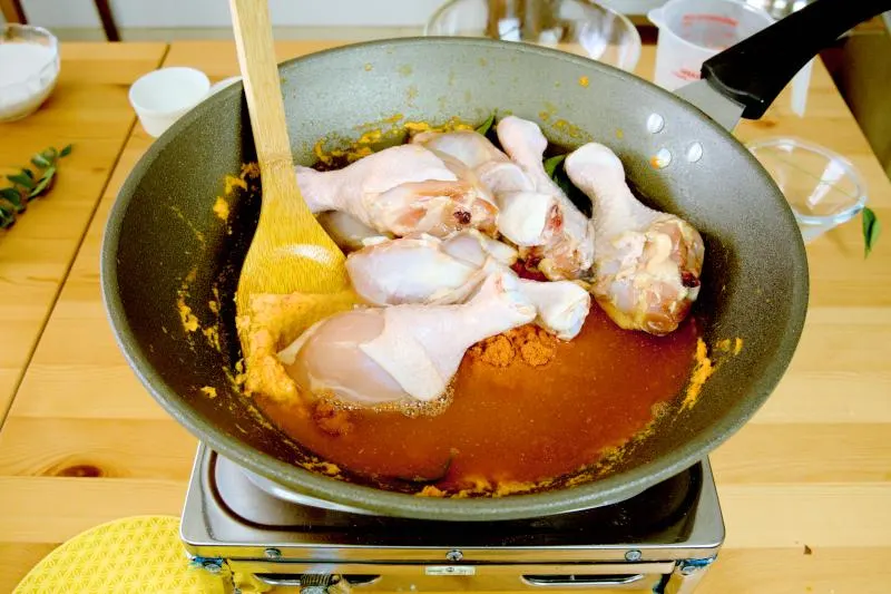 Add the marinated chicken to the wok.