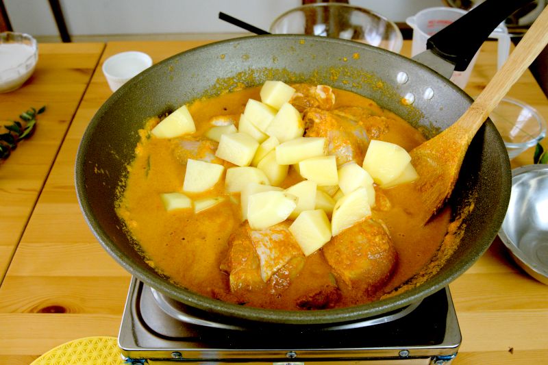 Cook the Chinese Curry chicken  with potatoes.