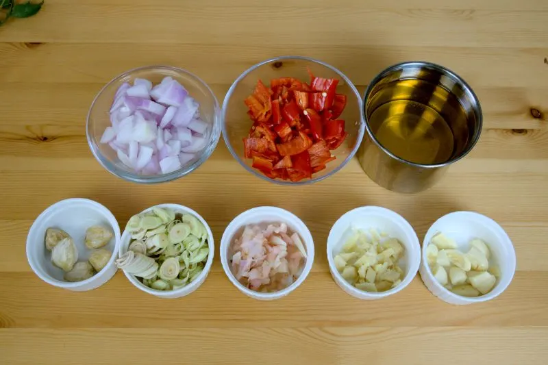 Blend these ingredients to make the curry paste for the Chinese style chicken Curry.