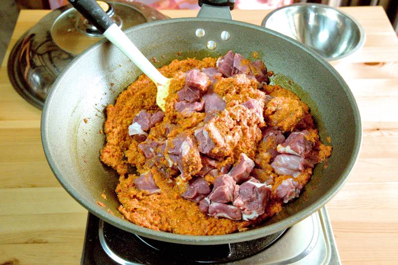 Add the beef and mix well with the spices.