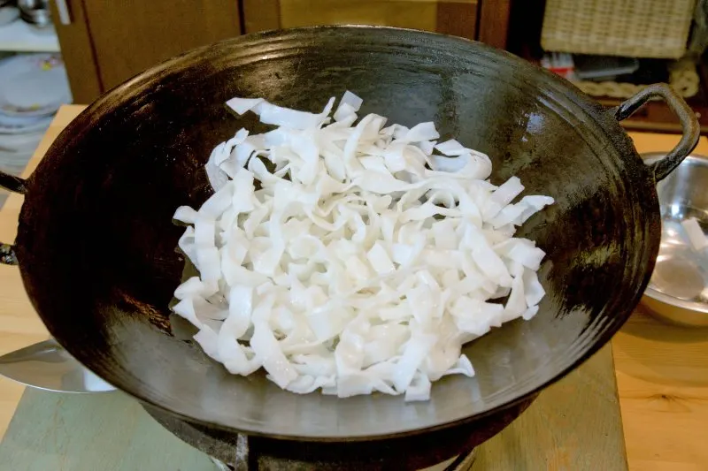 fry the hor fun until slighlty brown