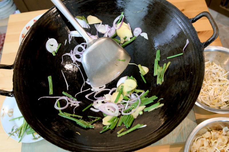 stir fry the vegetabels for making beef hor fun