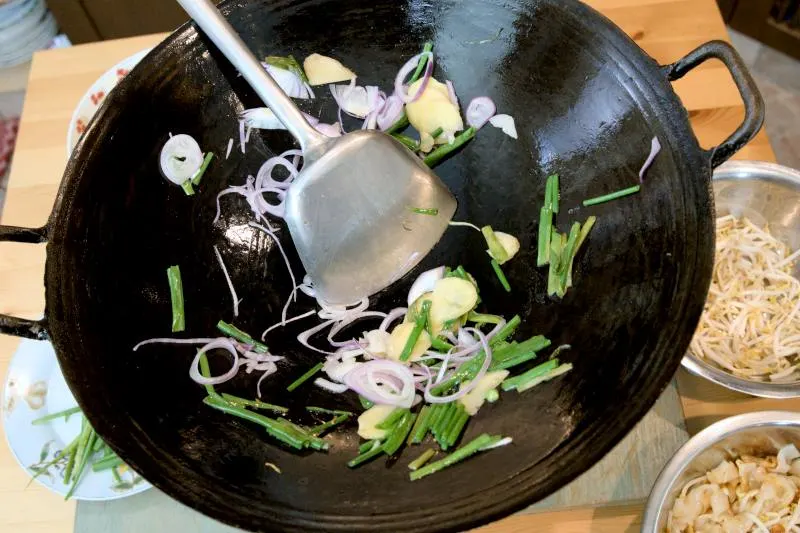 stir fry the vegetabels for making beef hor fun