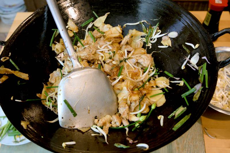 stir fy the beef hor fun over high heat