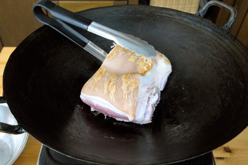 Seat the pork skin until slightly golden (braised pork belly)
