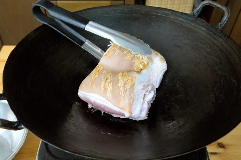 Seat the pork skin until slightly golden (braised pork belly)