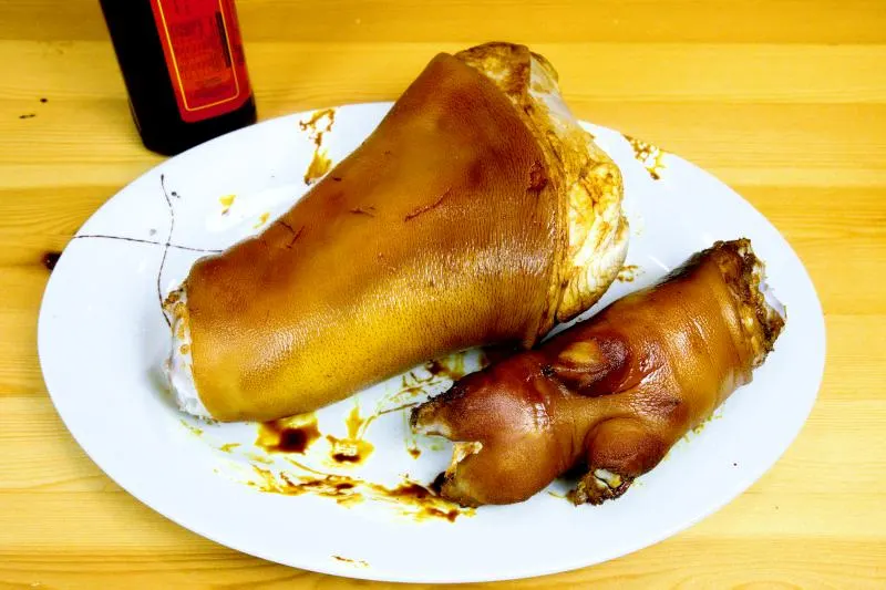 rub the pork knuckle with dark soy sauce