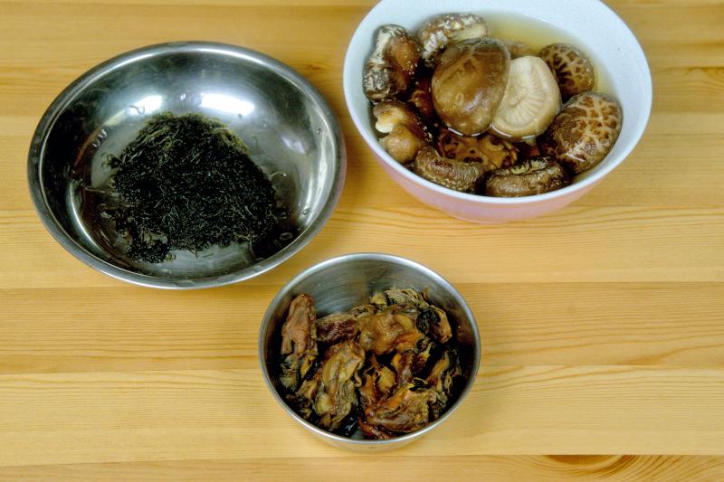 Soak the black moss, mushrooms and dried oyster