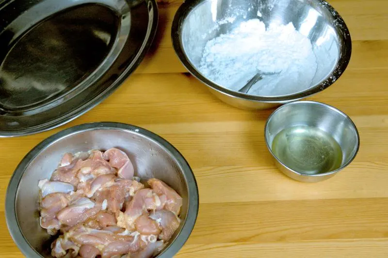 Coat the chicken with half an egg white aand starch