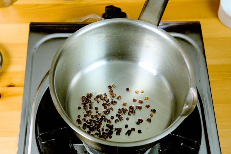 infuse the oil with the sichuan peppercorn flavor