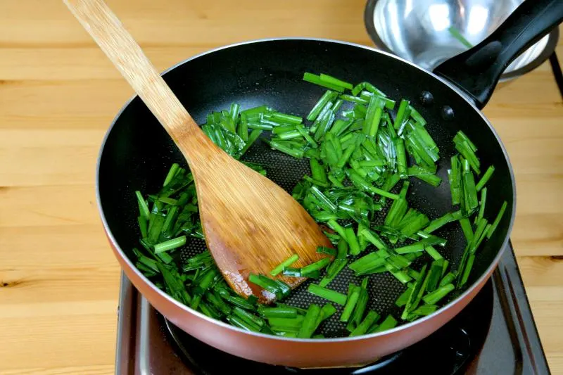 egg with chives stir fry
