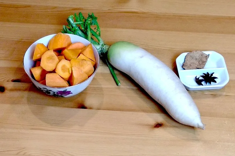Ingredients to make the chicken stew