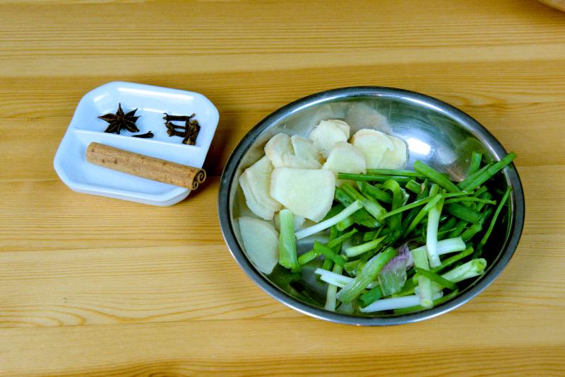 ingredietns to flavor the  pork ribs