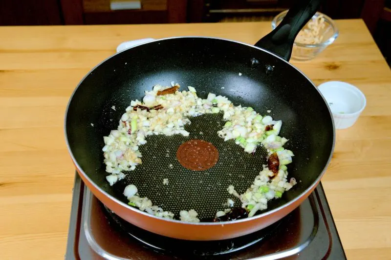 saute the garlic for Cabbage Glass Noodles Stir-Fry