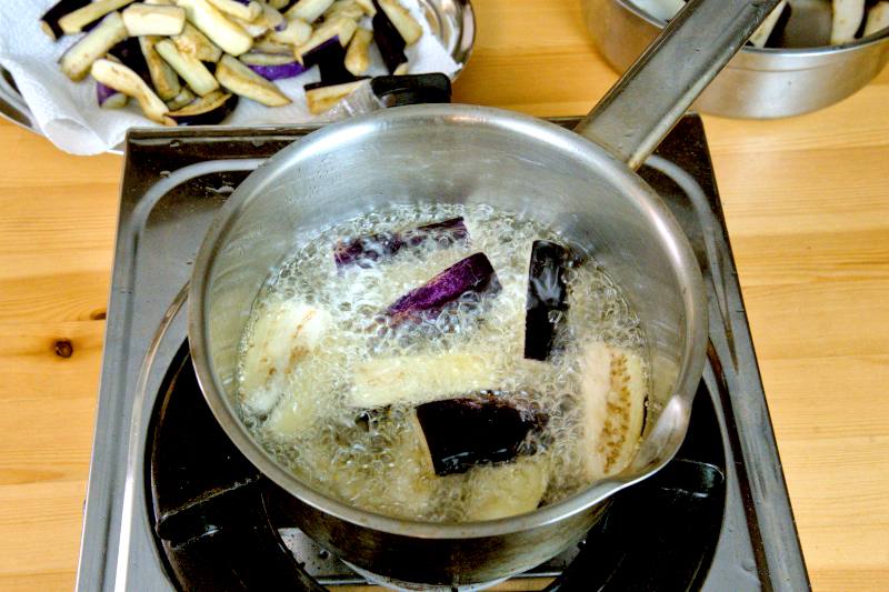 deep fry the spicy garlic Sichuan style