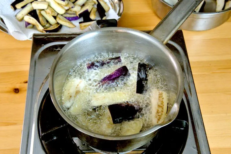 deep fry the spicy garlic Sichuan style