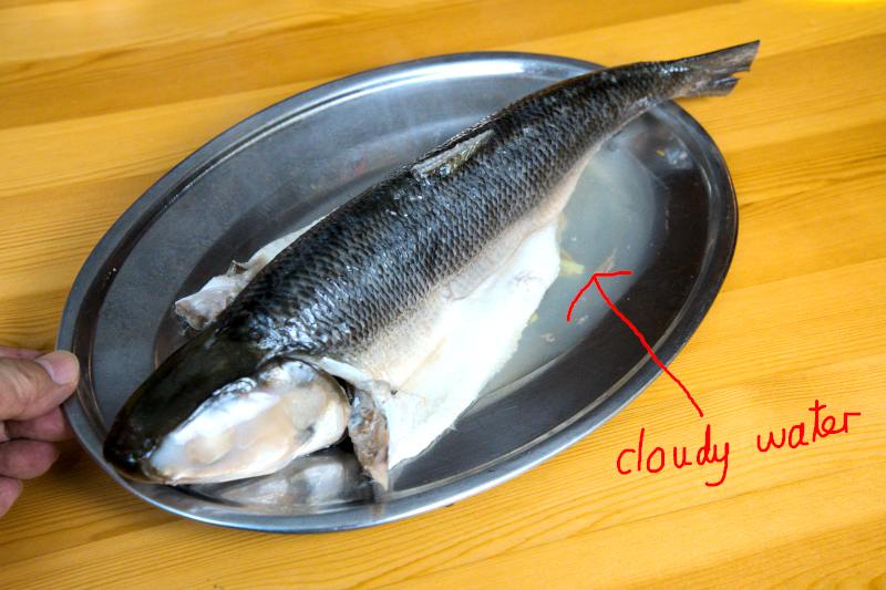 discard the cloudy water for Cantonese steamed fish