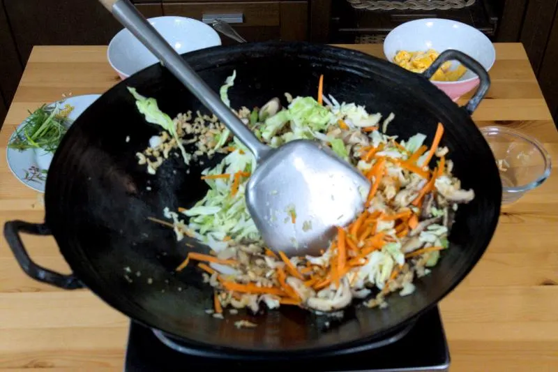 Add the cabbage and carrot strips,Glass Noodle Stir-fry