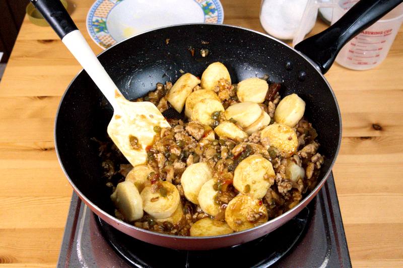 thicken the gravy the cornstarch alurry