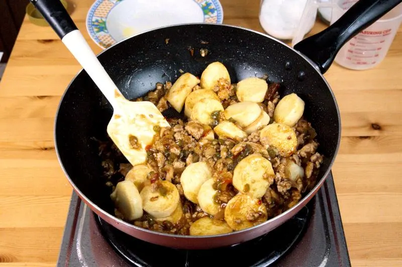 thicken the gravy the cornstarch alurry