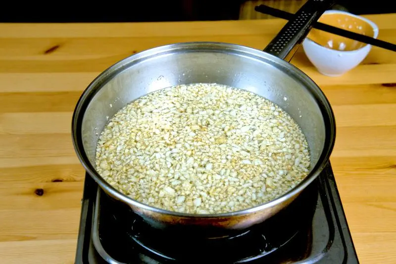 preparing fried garlic