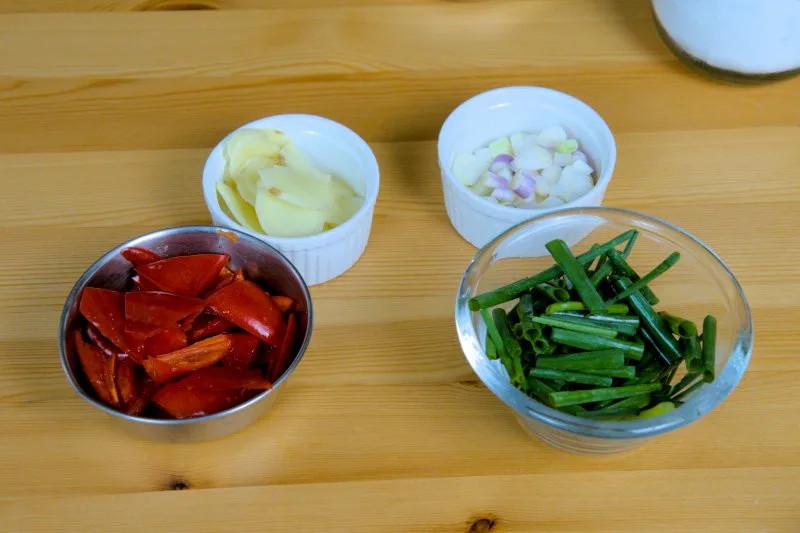 prepare the cchili, scallion and ginger for the fish