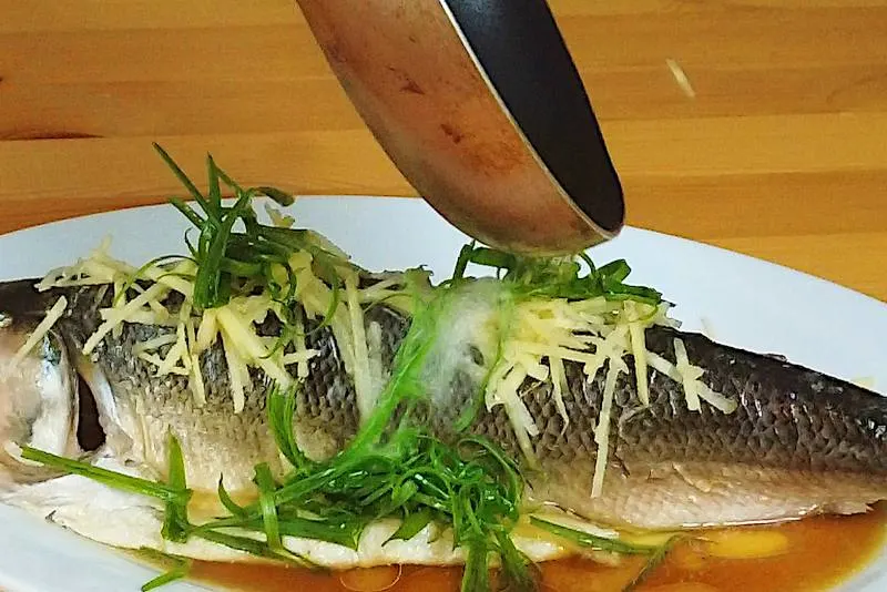 pour hot oil onto the fishh