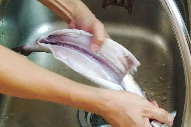 wash the fish clean before steaming to avoid unweated fishey smell
