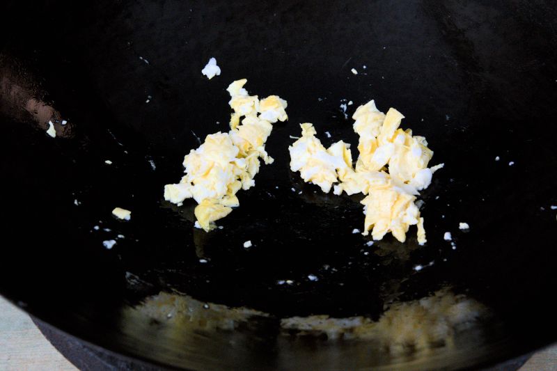 break the omelet to small pieces