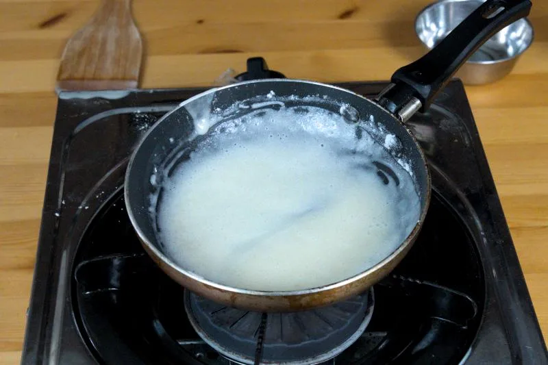 make a simple roux to thicken the sauce