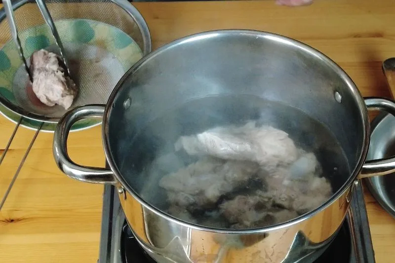 Blanch the pork before making the salted vegetable soup