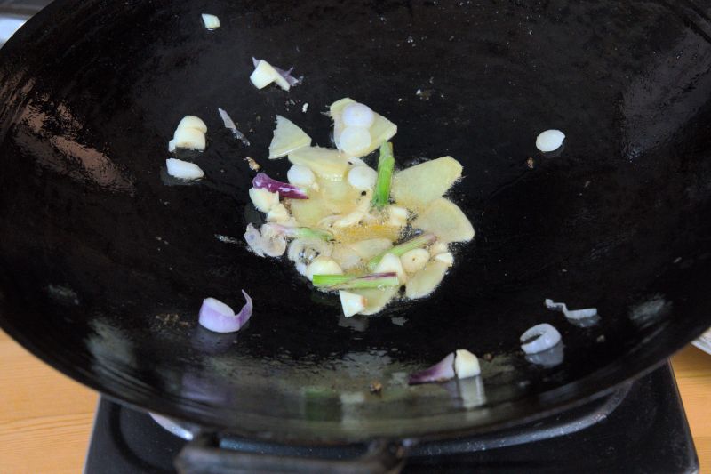 saute the scallion and ginger for the fish
