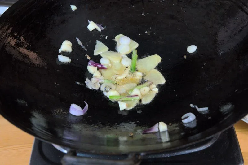 saute the scallion and ginger for the fish