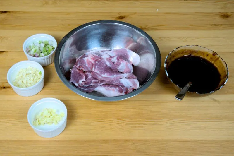 mariante the pork with cha siu sauce, ginger, garlic and scallion