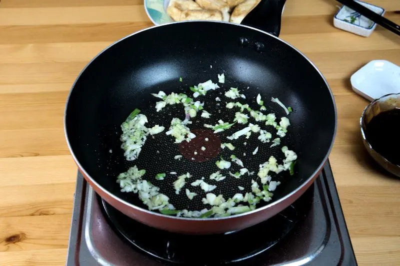 saute the scallions, ginger garlic